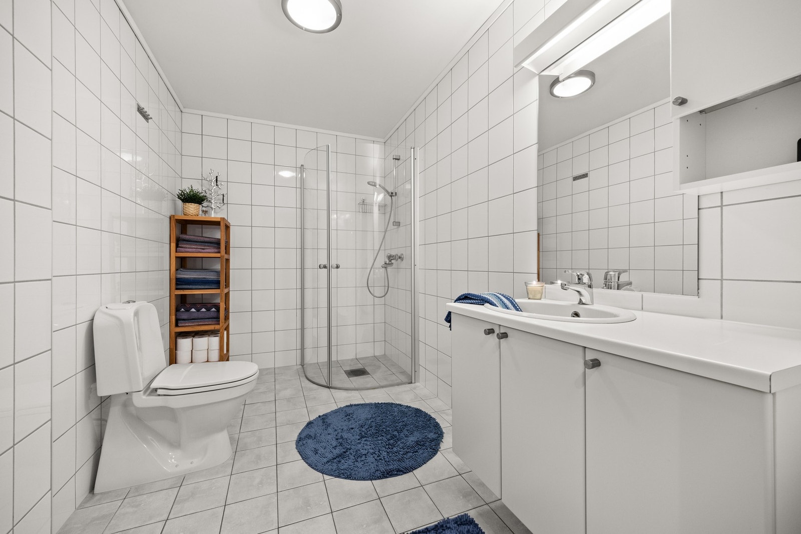 Flislagt bad i underetasjen med varmekabler. Galleribilde