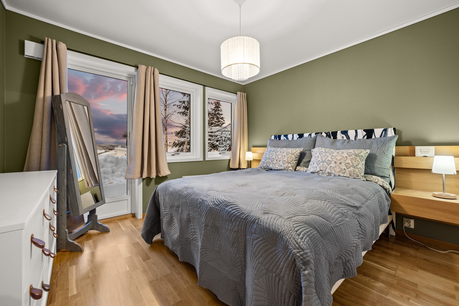 Hovedsoverom med dør ut til hagen. Galleribilde