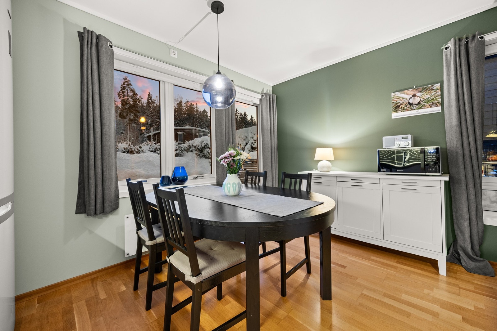 Plass til spisebord både i stuen og på kjøkkenet. Galleribilde