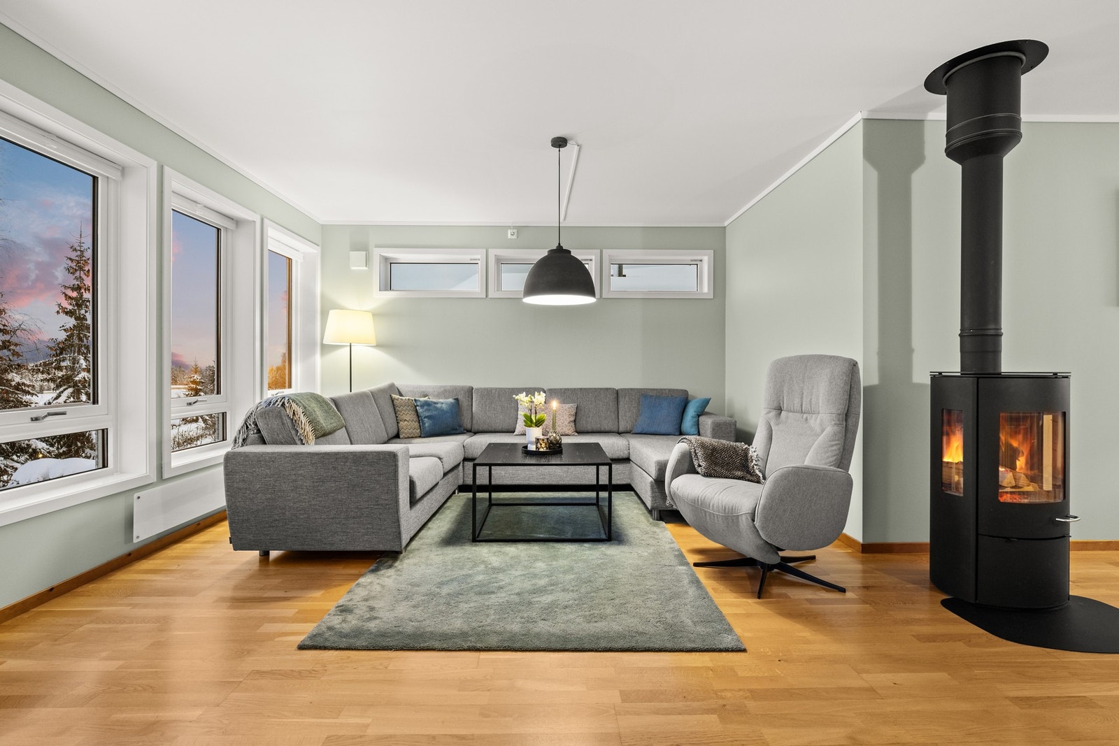 God varme fra peisovnen. Varmepumpe er også montert i stuen. Galleribilde