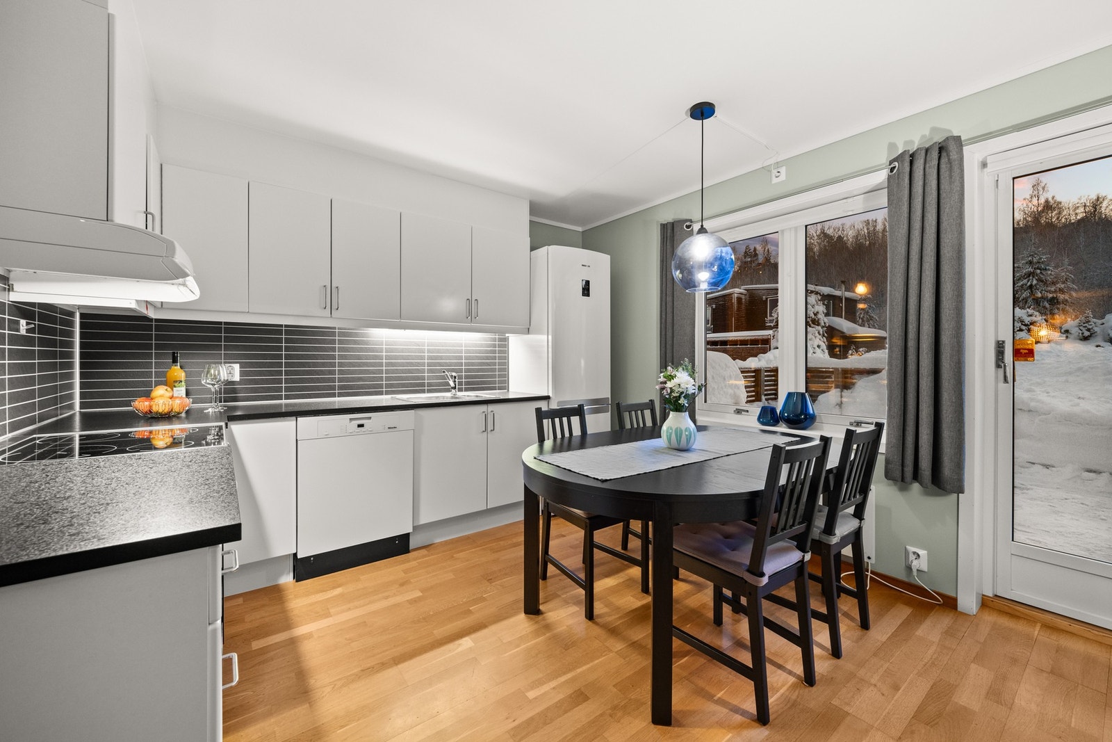 Kjøkken i egen sone med utgang til terrassen. Galleribilde