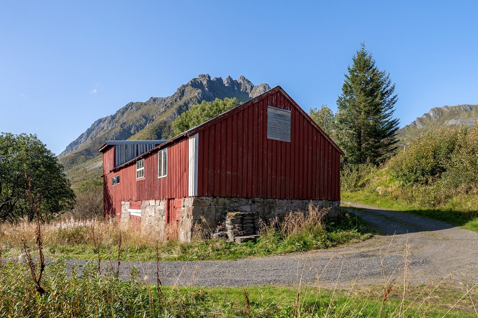 Fjøs for oppbevaring medfølger eiendommen. Galleribilde