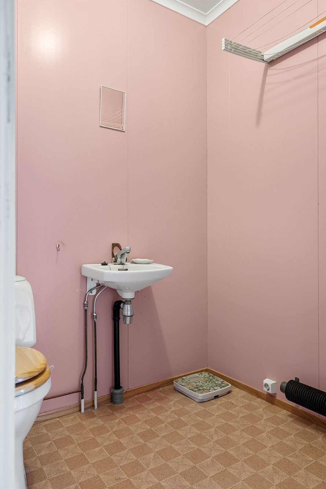 Wc-rom innredet med klosett og servant. Galleribilde