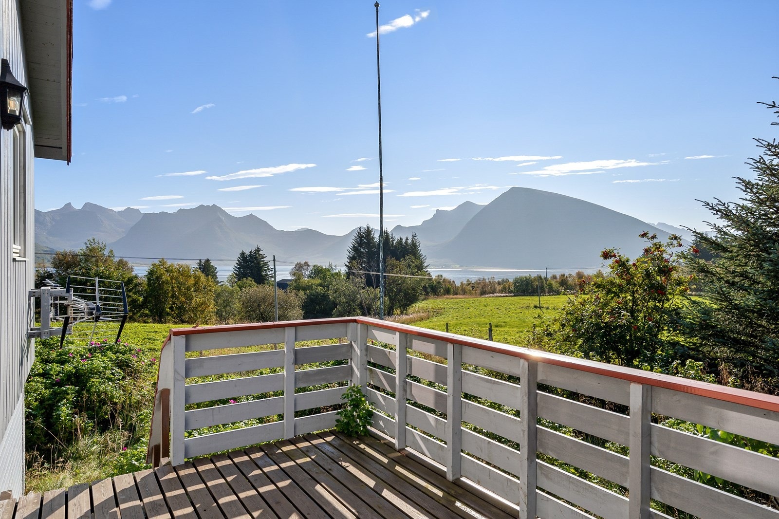 Balkong med vakker luftig sjø- og fjellutsikt. Galleribilde
