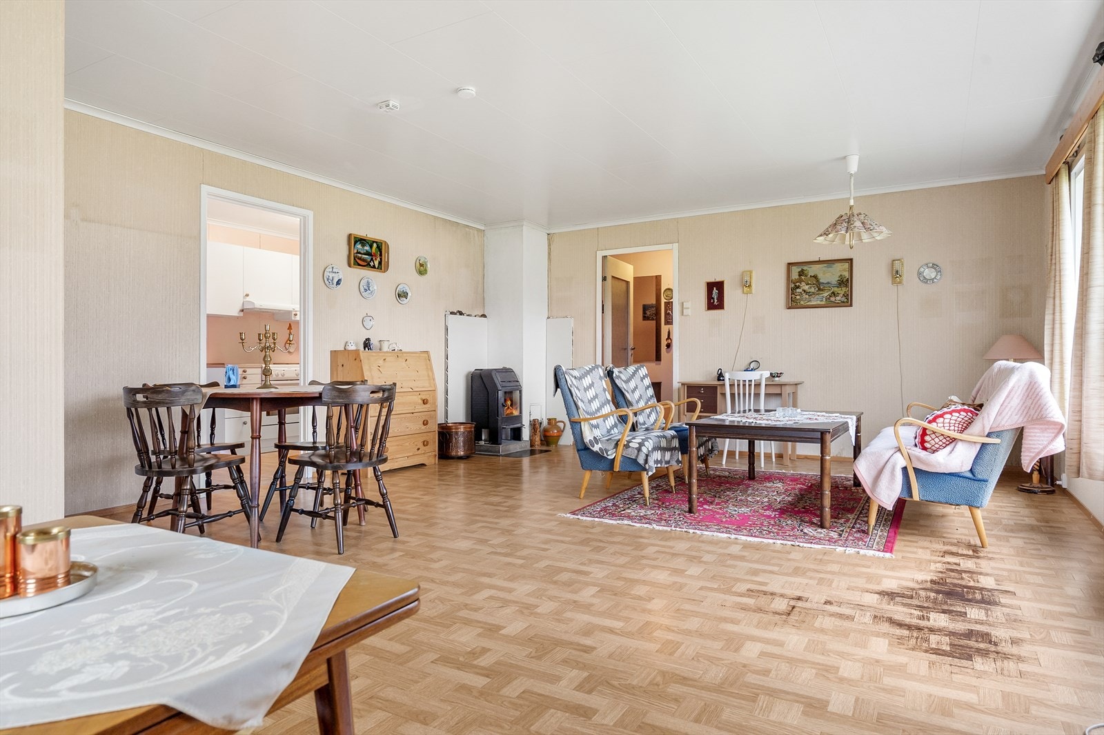 Romslig stue med meget gode møblleringsmuligheter. Galleribilde