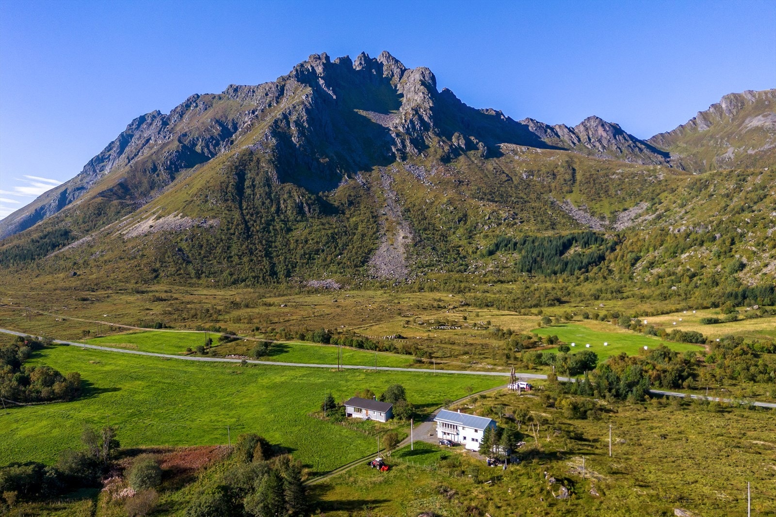 Landlig område med kun under 10 min til skole, barnehage og dagligvarebutikk. Galleribilde