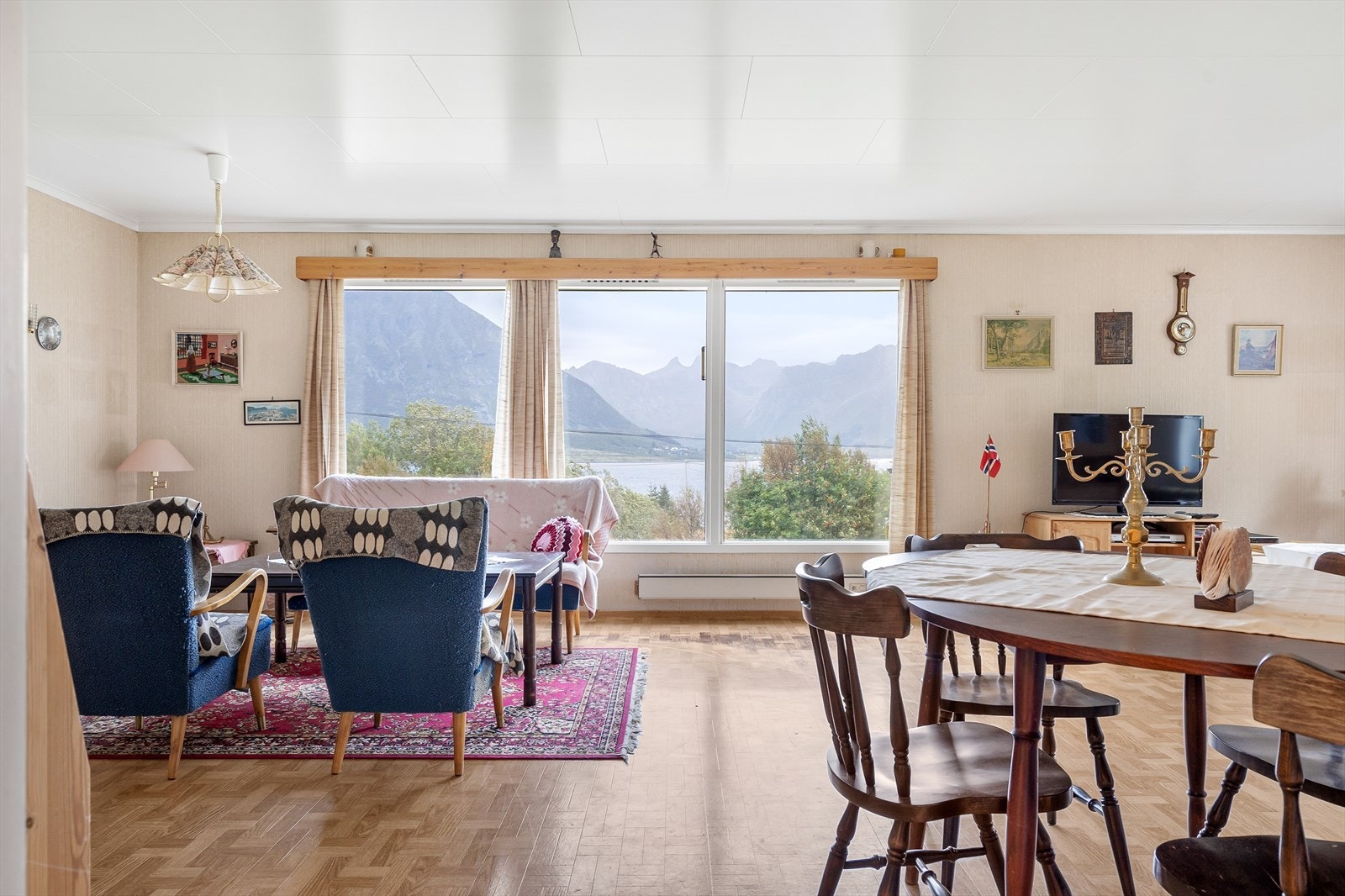 Luftig stue med vindusflater som byr på gode lysforhold og luftig flott fjordutsikt. Galleribilde