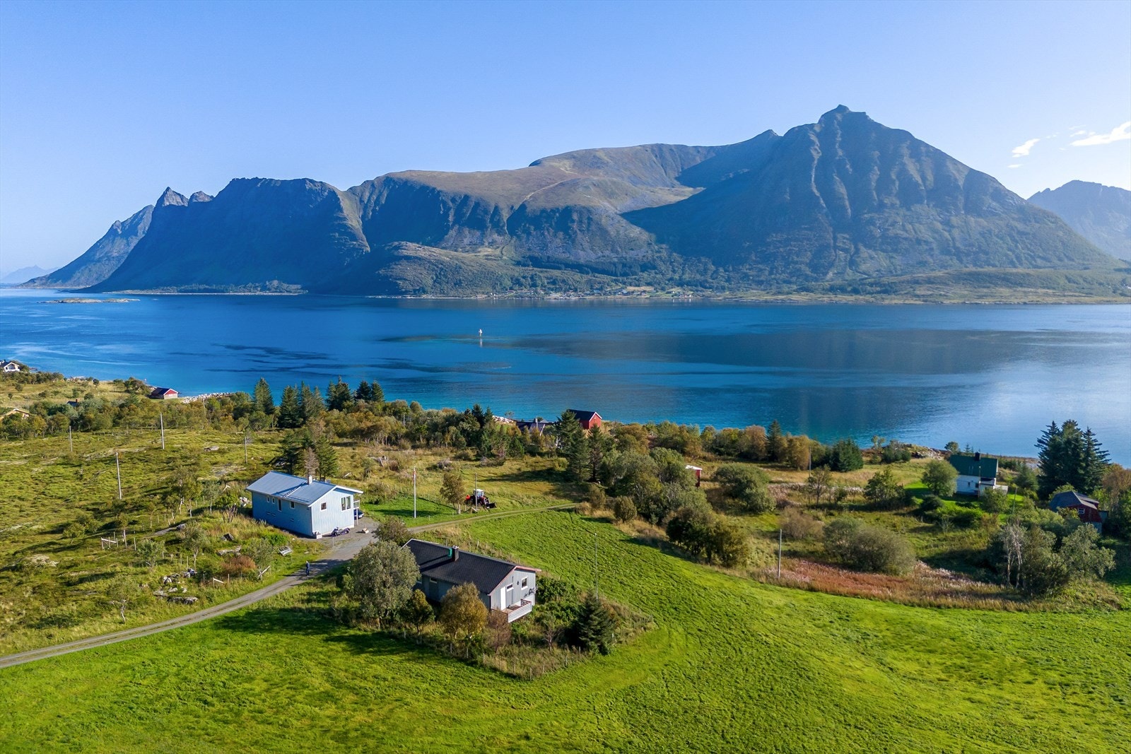 Barstrandveien 372 er en flott eiendom som ligger idyllisk til på Gimsøya. Galleribilde