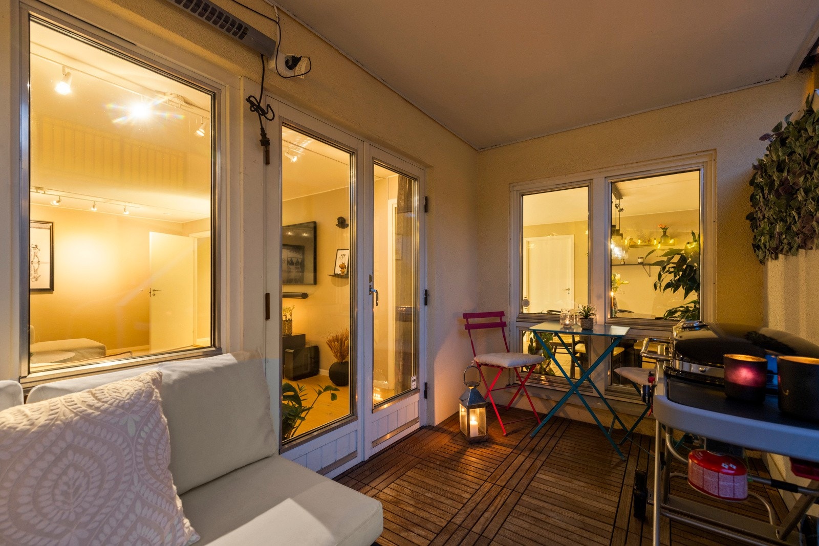Balkongen fungerer som en forlenget del av stuen på sommerstid hvor det er perfekt til å grille og invitere til hyggelig selsap. Galleribilde