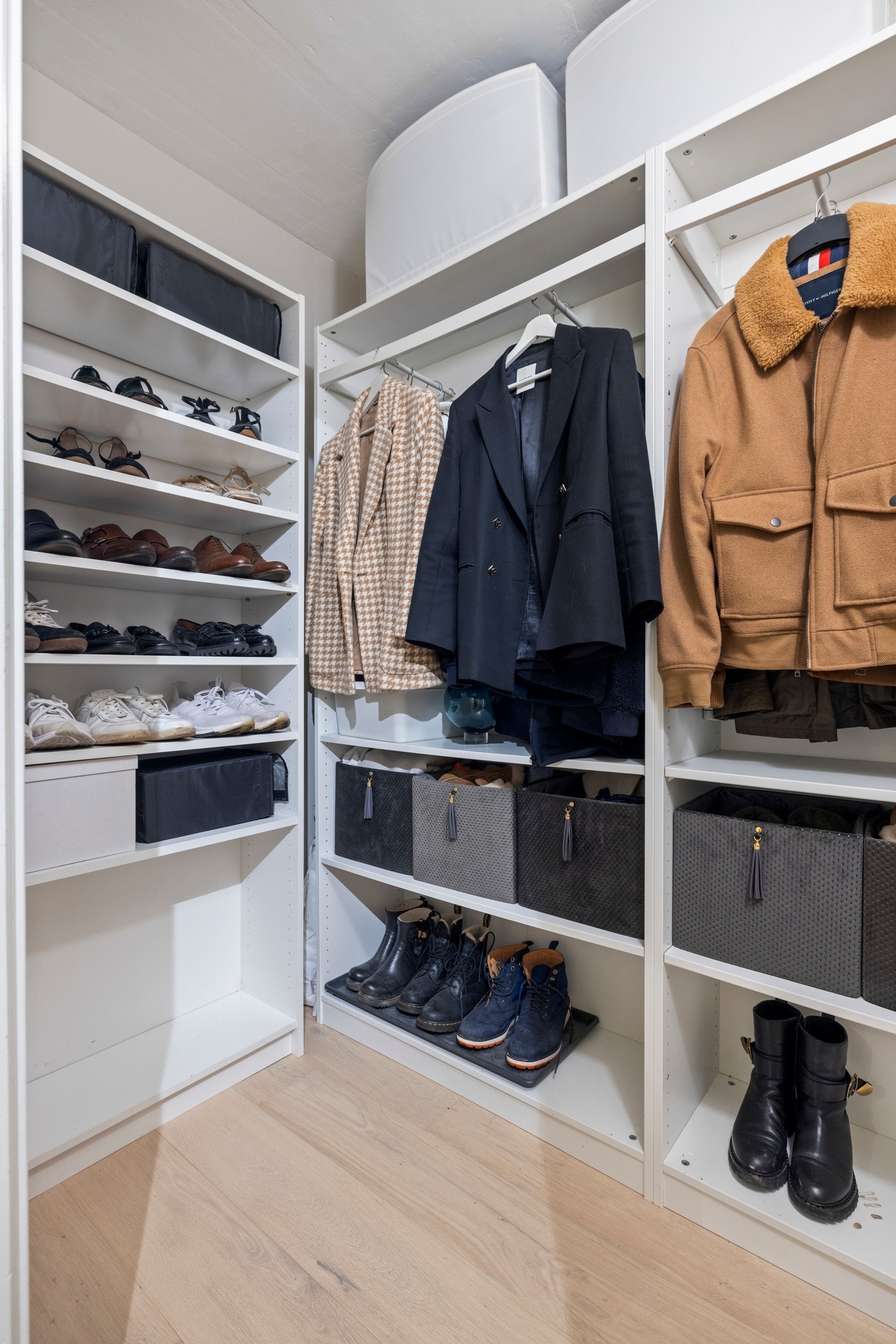 Romslig walk-in-closet med god plass til klær og diverse. Galleribilde