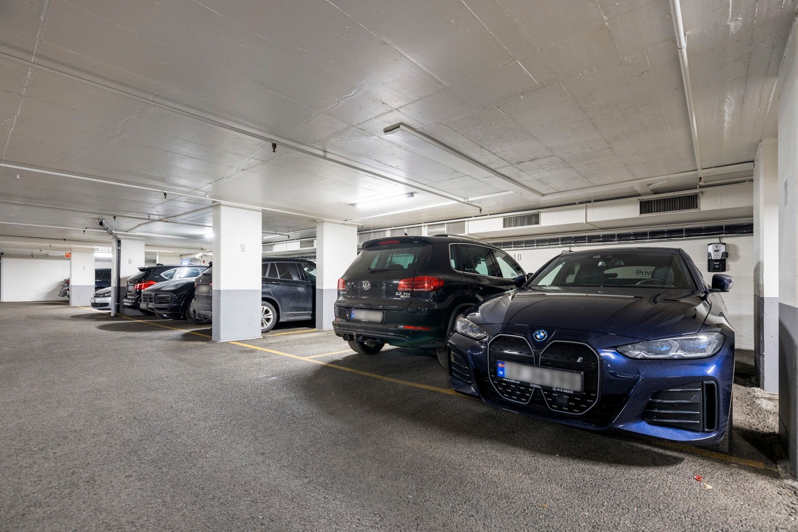 Det medfølger garasjeplass i garasjekjeller via enkel adkomst fra heis. Galleribilde
