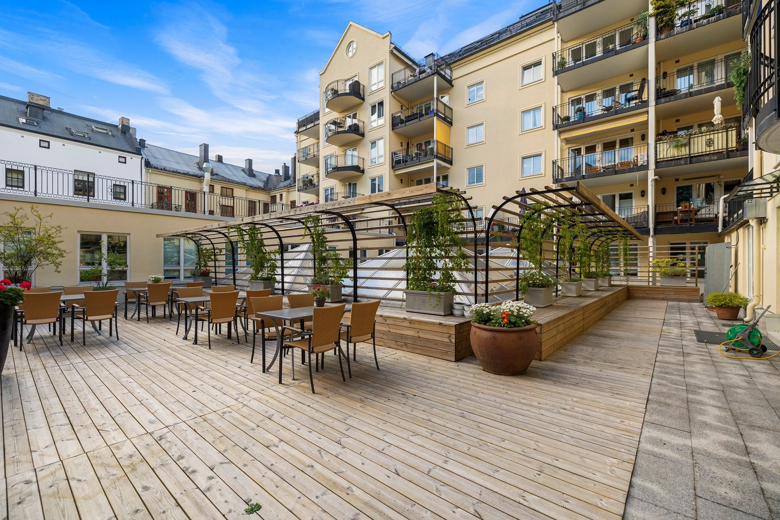 Innbydende felles terrasse, hvor du kan invitere til hyggelig selskap og nyte flotte sommerdager. Galleribilde