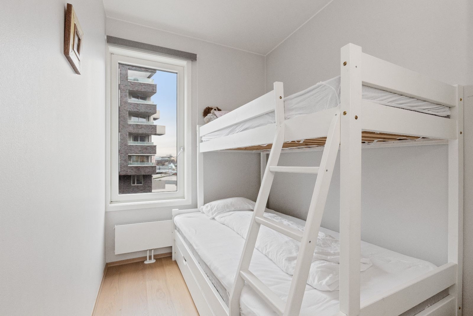 Soverom to med garderobeskap og innvendig bod. Galleribilde