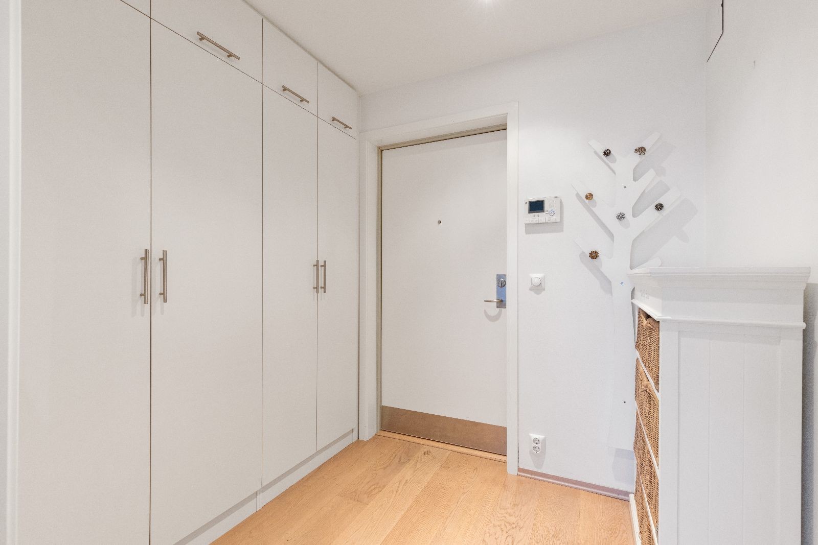 To store innebygde garderobeskap i entréen. Galleribilde