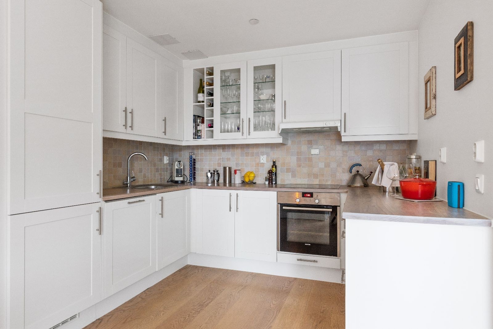 Kombiskap, oppvaskmaskin og komfyr/steketopp medfølger. Galleribilde