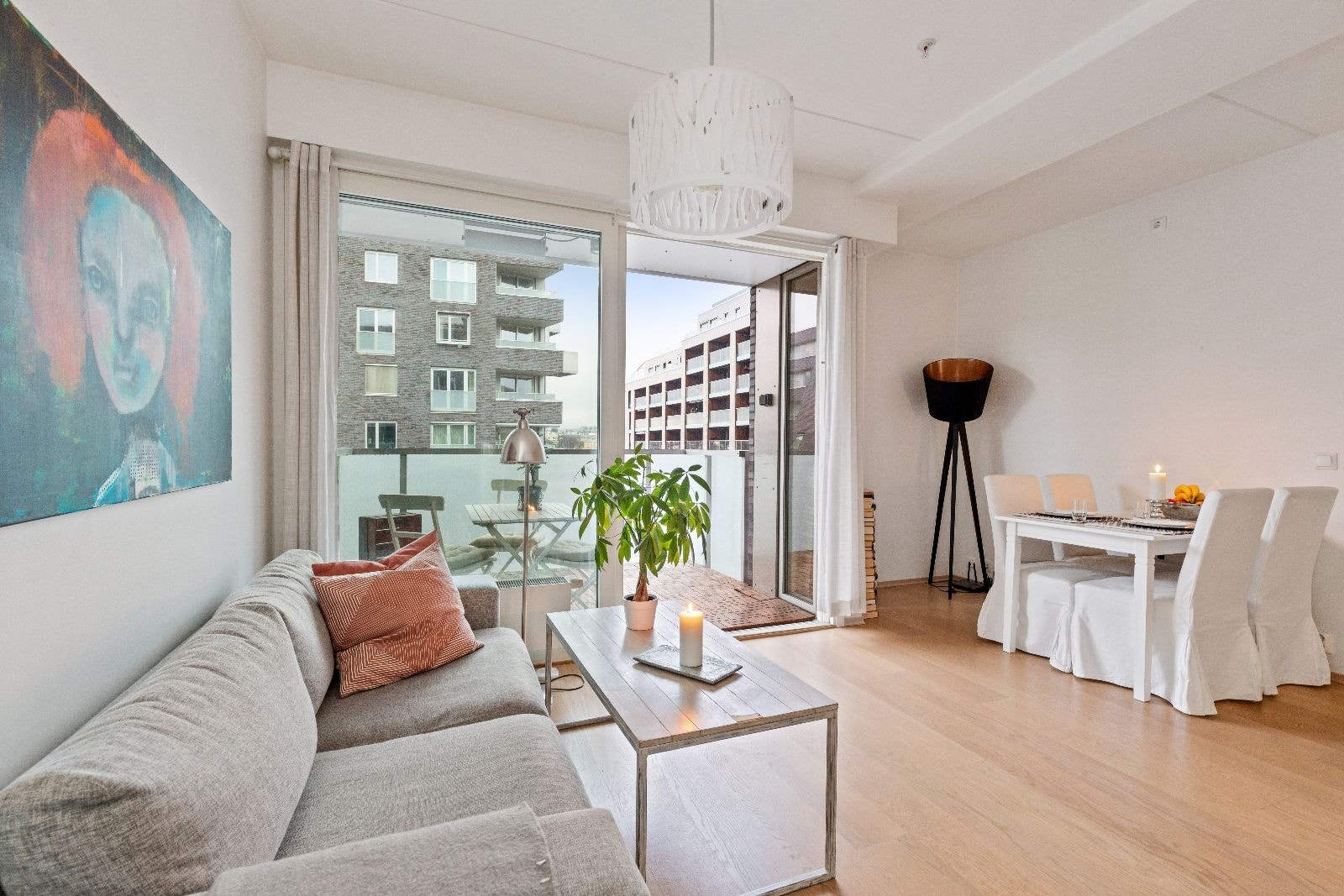 Plass til sofagruppe og spisebord. Fjernvarme, kabel-tv og internett inkludert. Galleribilde