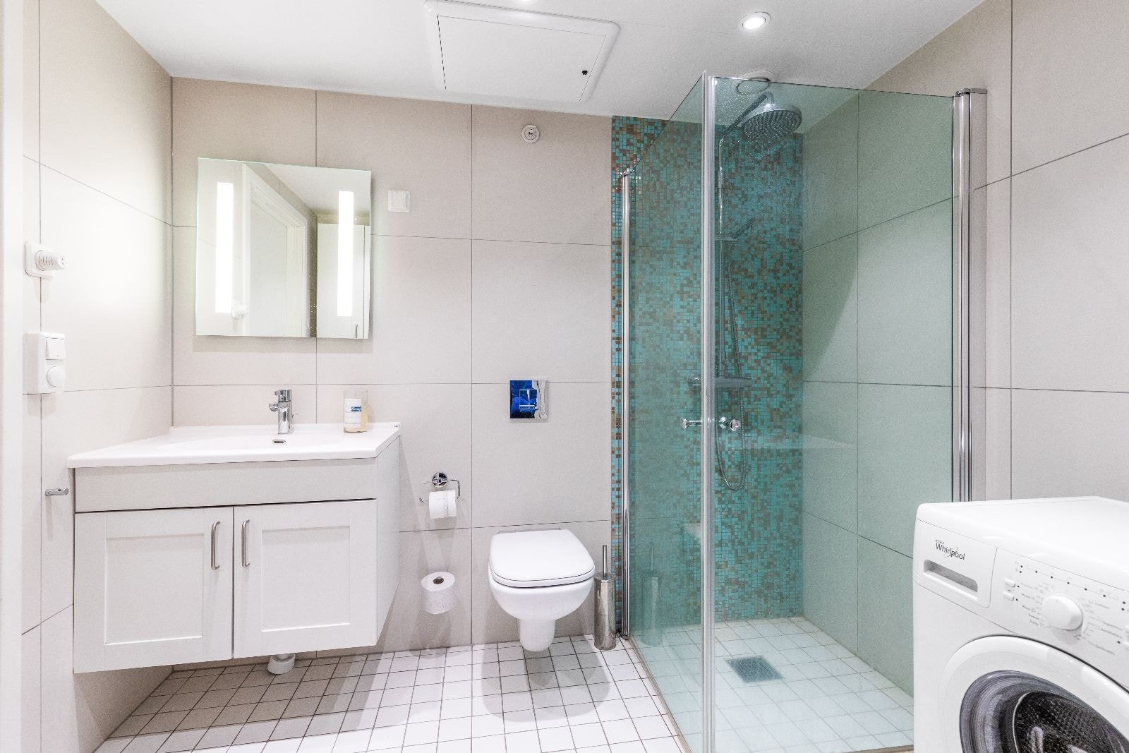 Flislagt bad med regnfallsdusj. Vaskemaskin følger med. Galleribilde