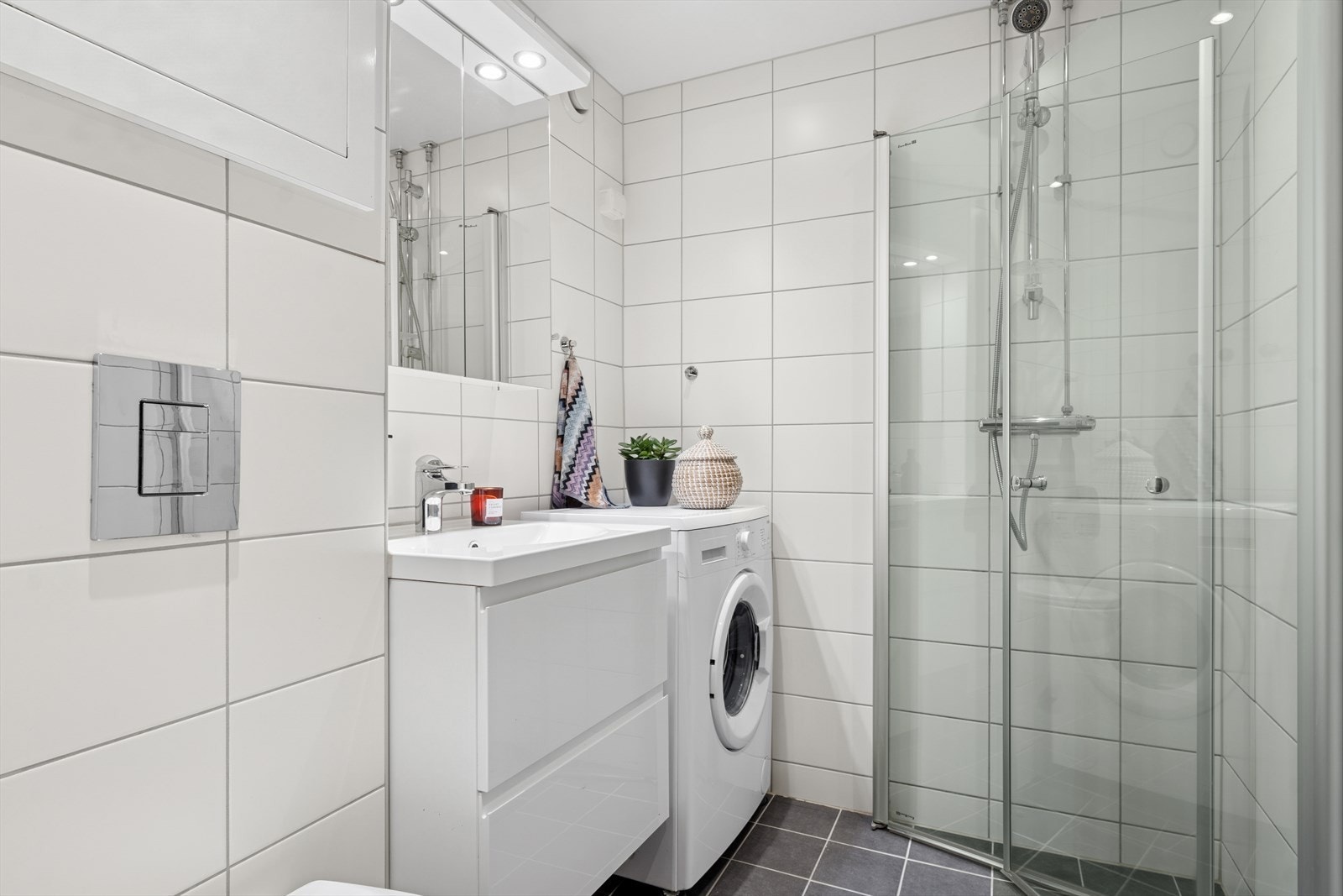 Boligen har et moderne og stilrent baderom fra 2015 med flislagt gulv og vegger, samt varmekabler i gulv. Galleribilde