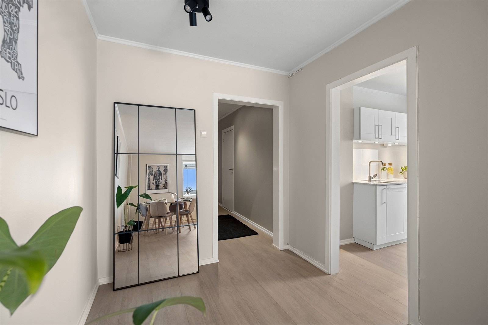 Spisestuen ligger praktisk til med åpen adgang til boligens adskilte kjøkken. Galleribilde