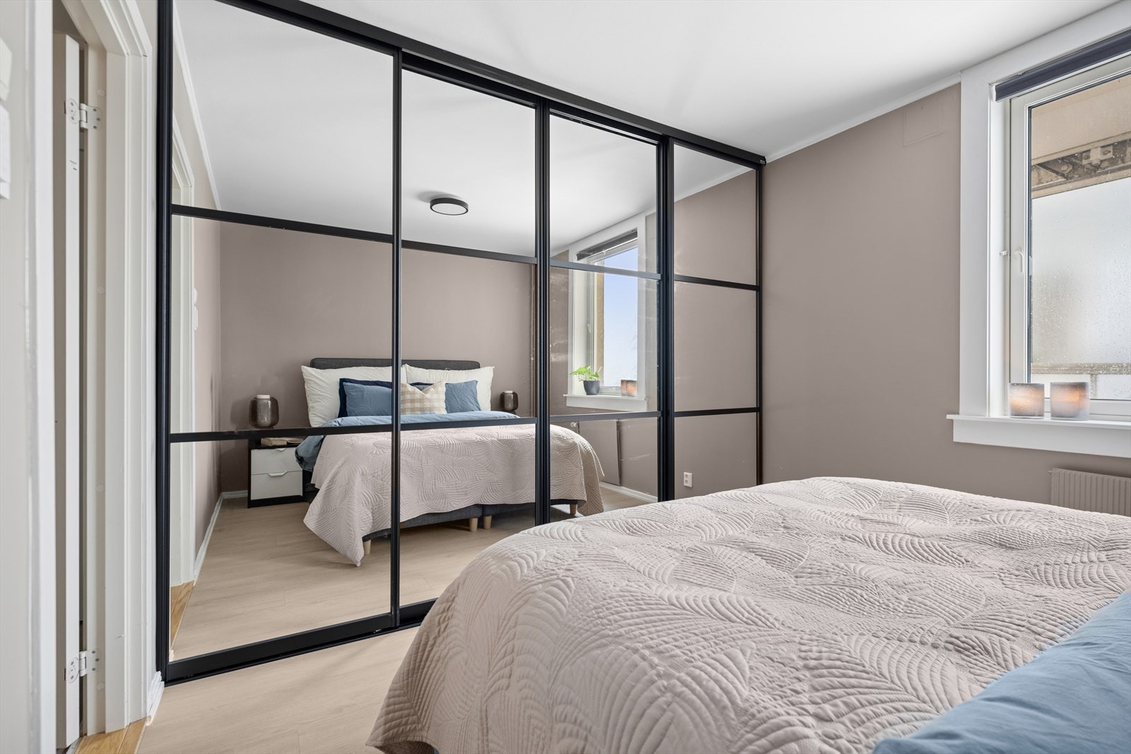 Rommet har også en lekker ny skyvedørsgarderobe fra Elfa, med rikelig av oppbevaringsplass. Galleribilde