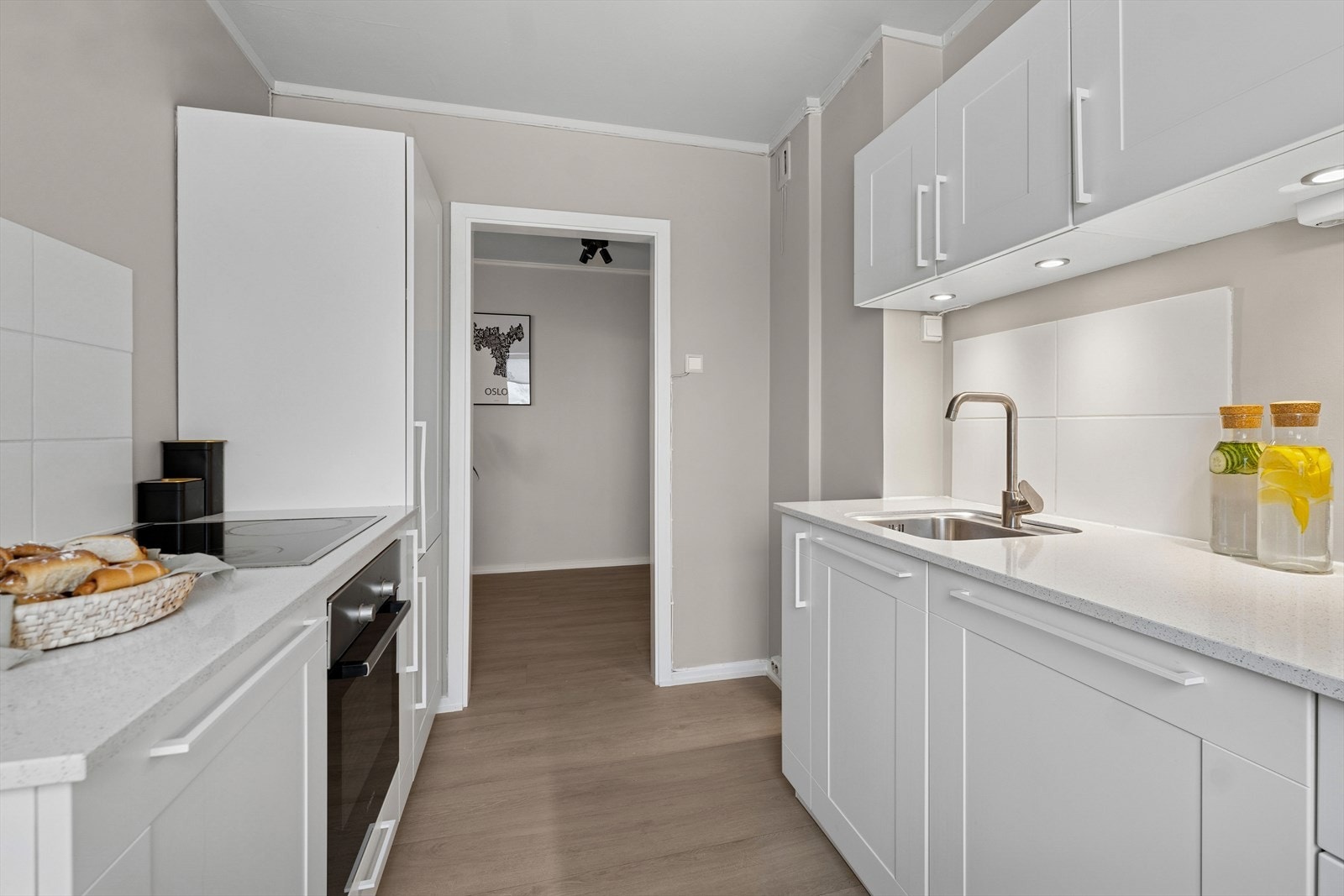 Følgende hvitevarer medfølger: Integrert keramisk platetopp, stekeovn, oppvaskmaskin og kjøle-/fryseskap. Galleribilde