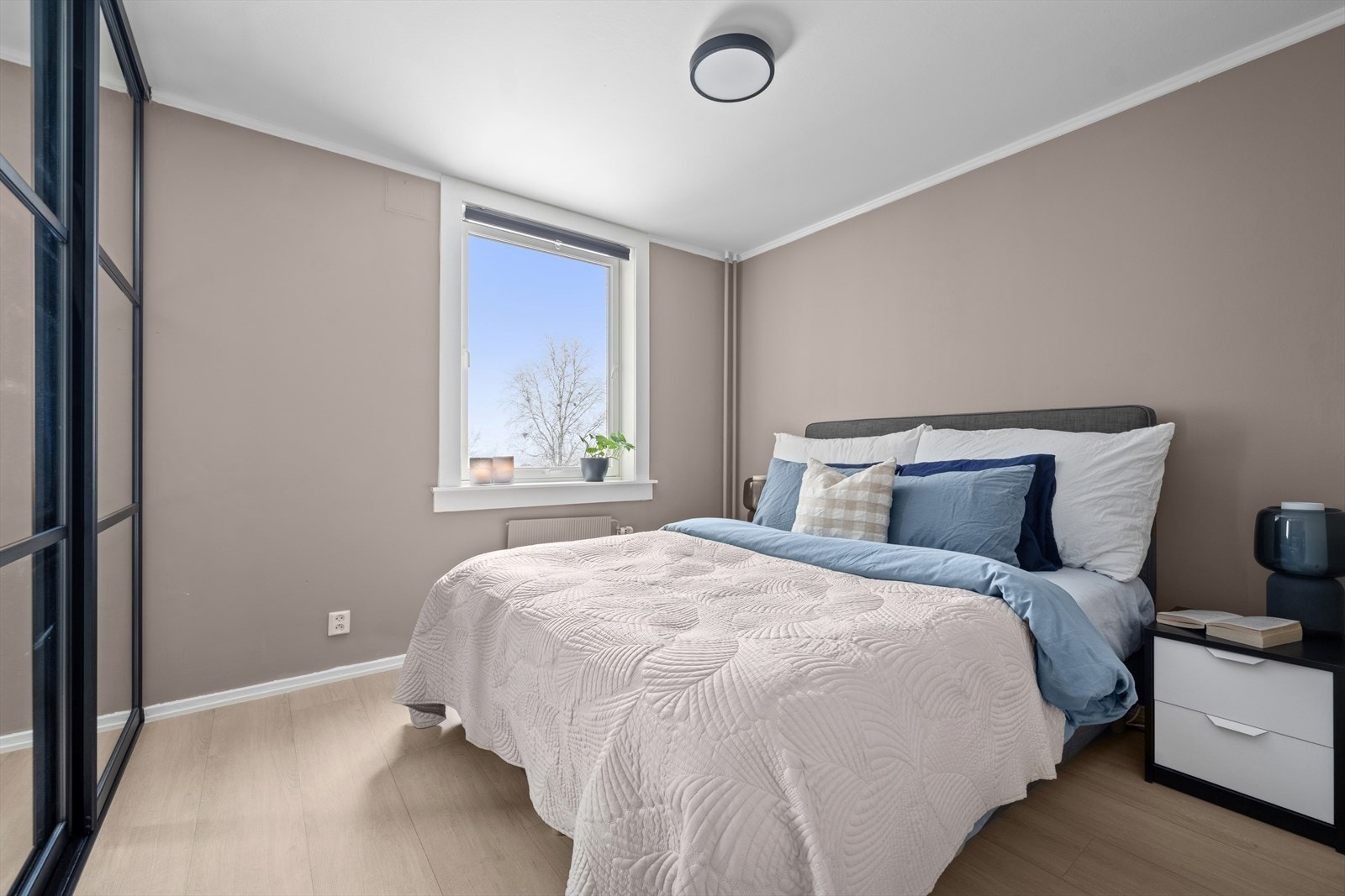 Stort og lunt soverom med god plass til dobbeltseng og tilhørende møblement. Galleribilde