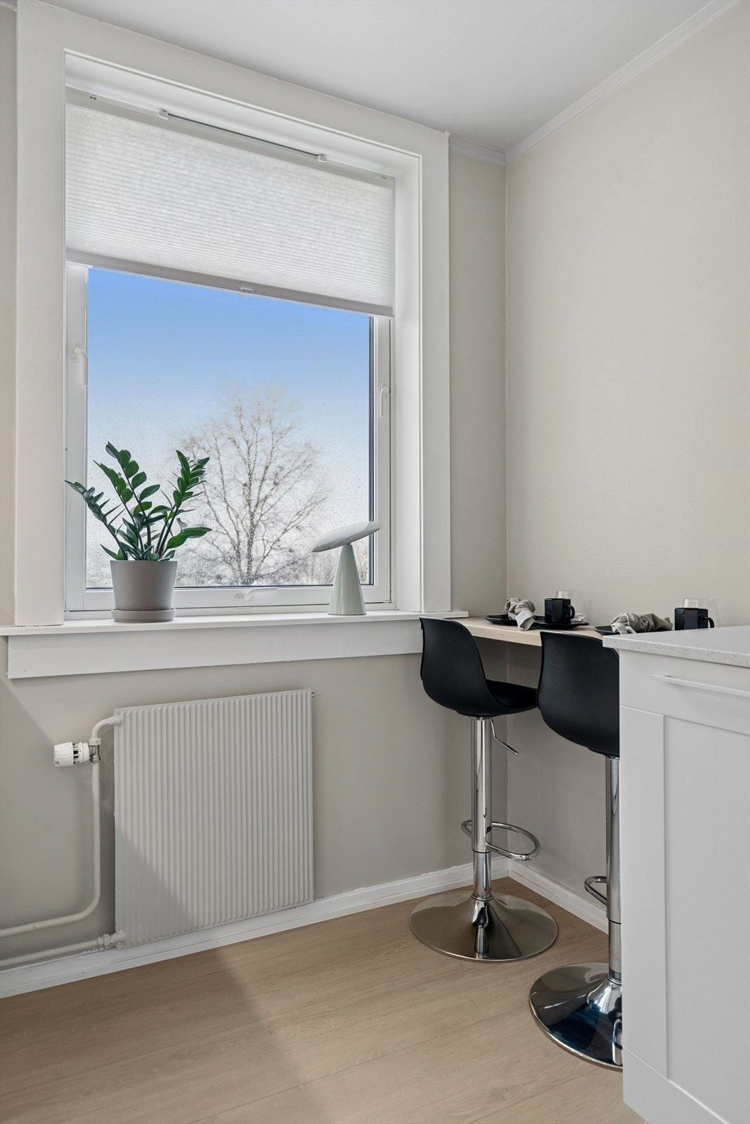 Koselig plass til å nyte morgenkaffen med hyggelig utsyn. Galleribilde