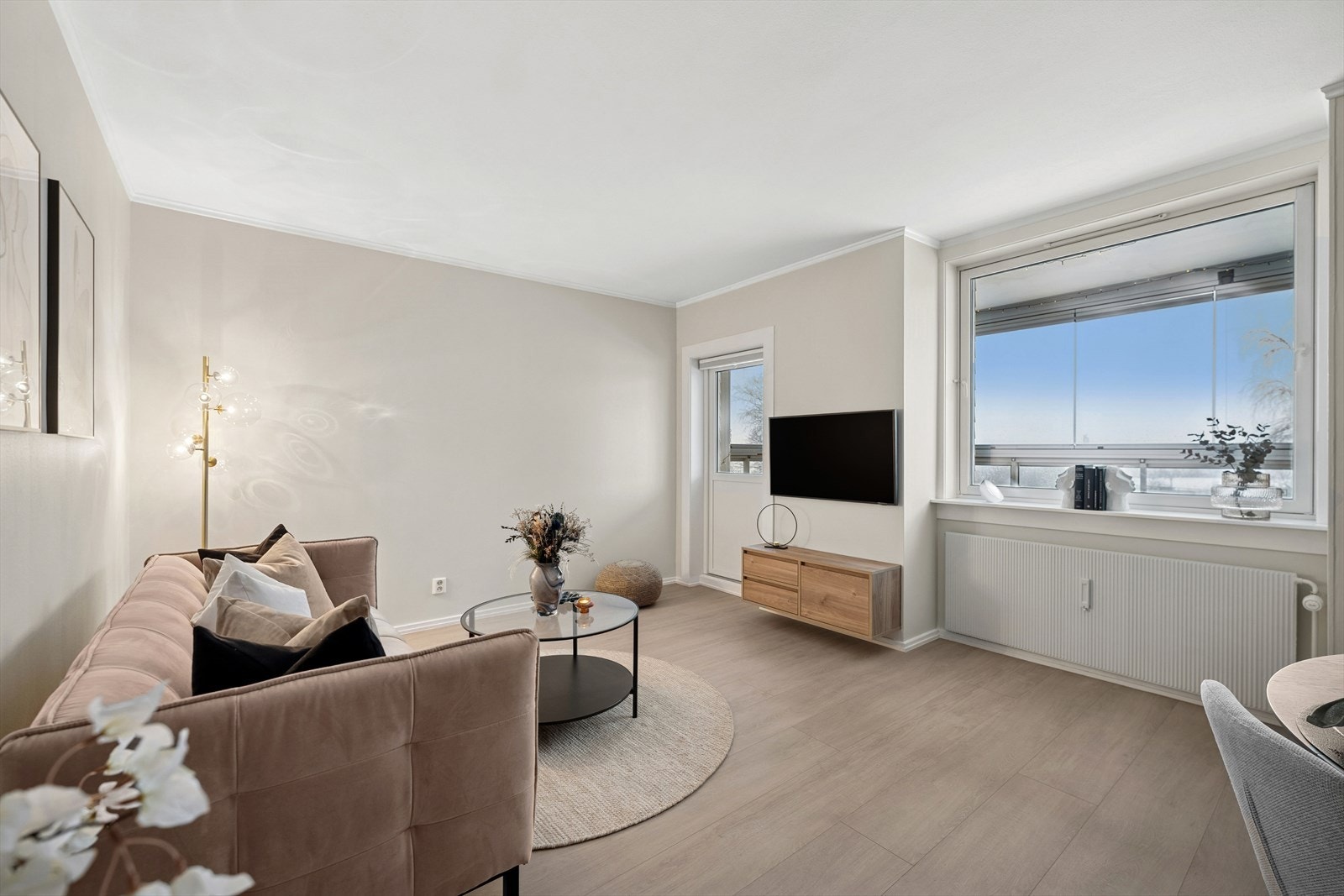 Leiligheten har en praktisk planløsning og store vindusflater, som bidrar med å skape en romslig følelse. Galleribilde