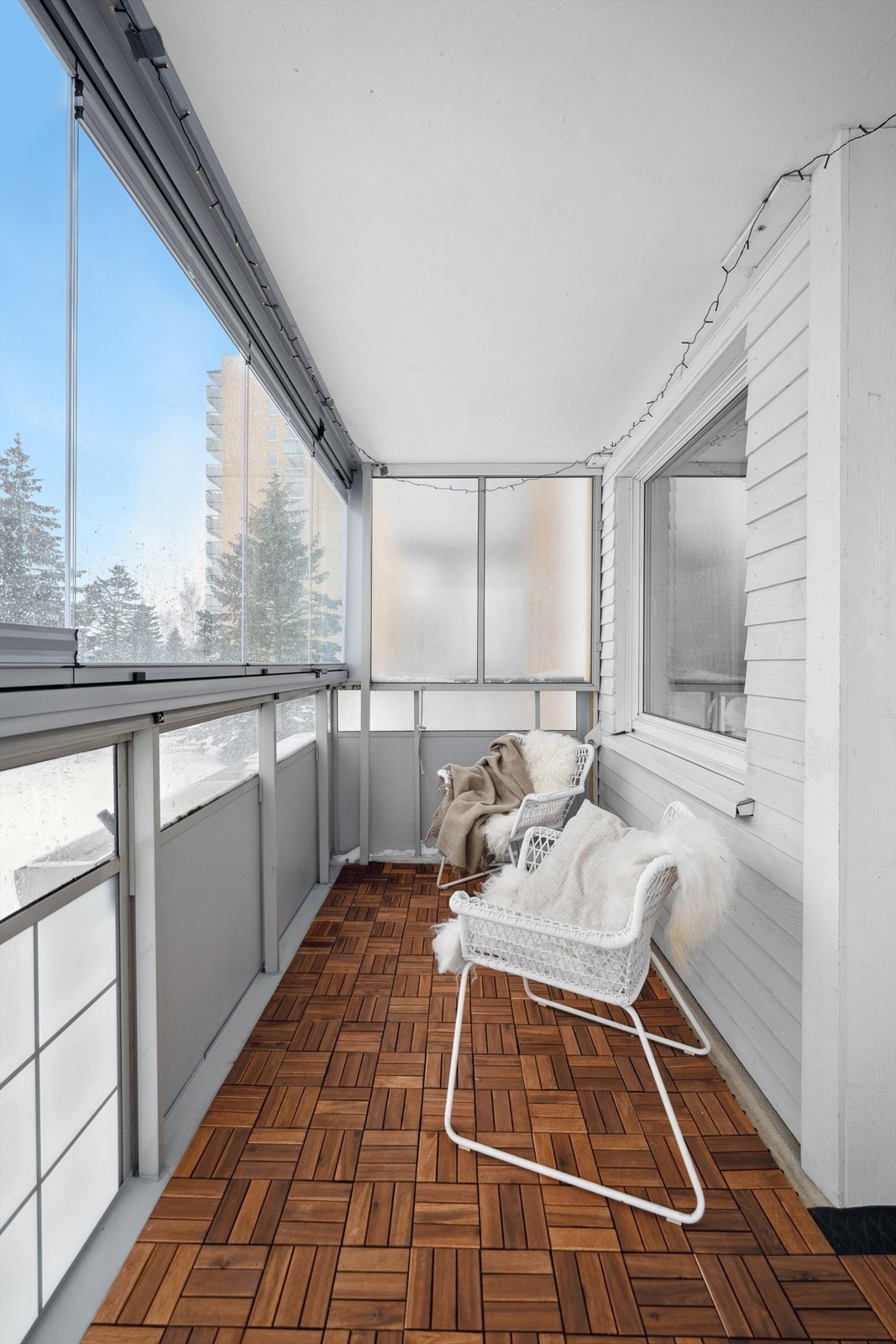 Fra stuen er det utgang til en solrik sydvendt innglasset balkong på 9 m². Galleribilde