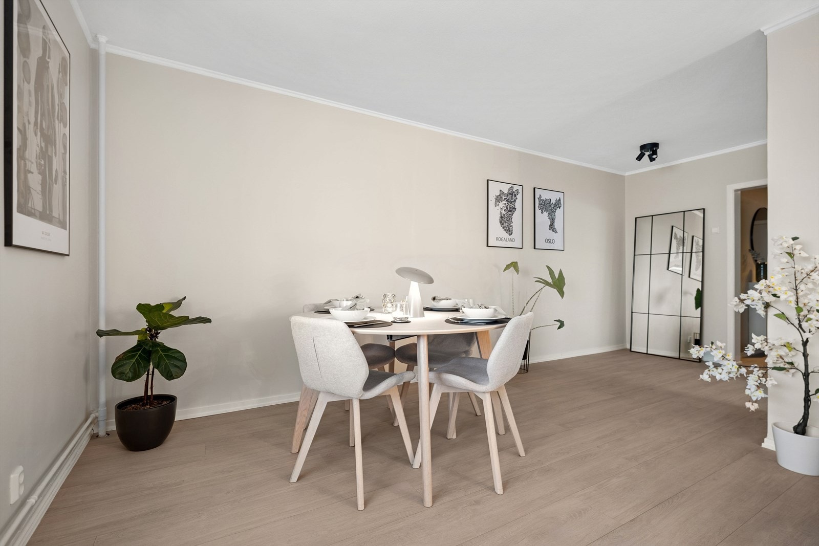 Her har du god plass til både å nyte hverdagsmåltider, eller slå ut spisebordet for hyggelige sammenkomster med venner og familie. Galleribilde