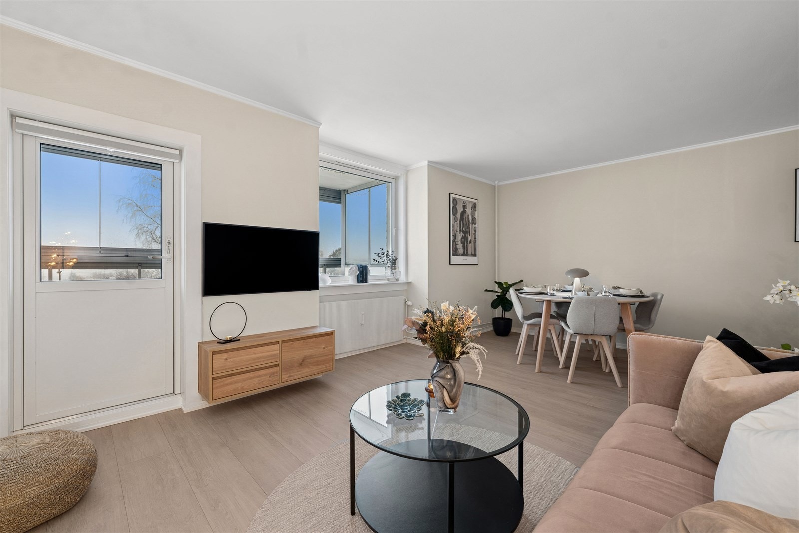 Stuen har glatte malte flater og lyst gulv fra 2023, som gjør det enkelt å innrede etter eget ønske. Galleribilde