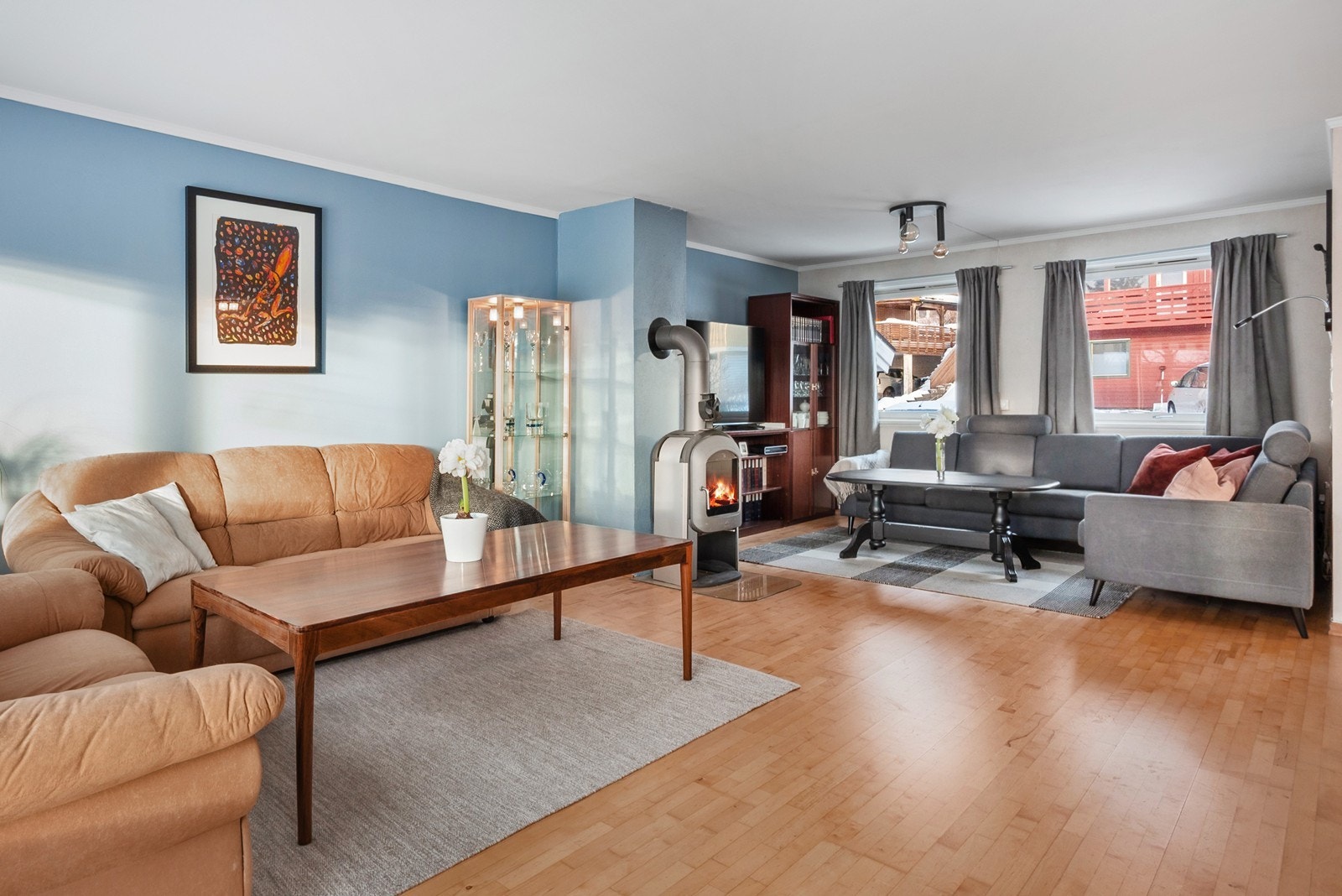 Mellom dagens sofahjørne og TV-stue står en peisovn som sørger for hygge og varme på kalde dager. Galleribilde