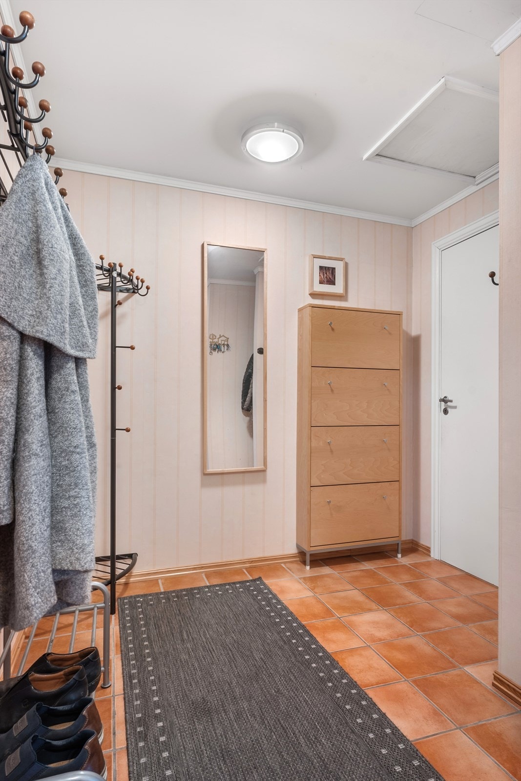 Herfra er det adkomst til et praktisk toalettrom og videre til hovedstue. Galleribilde