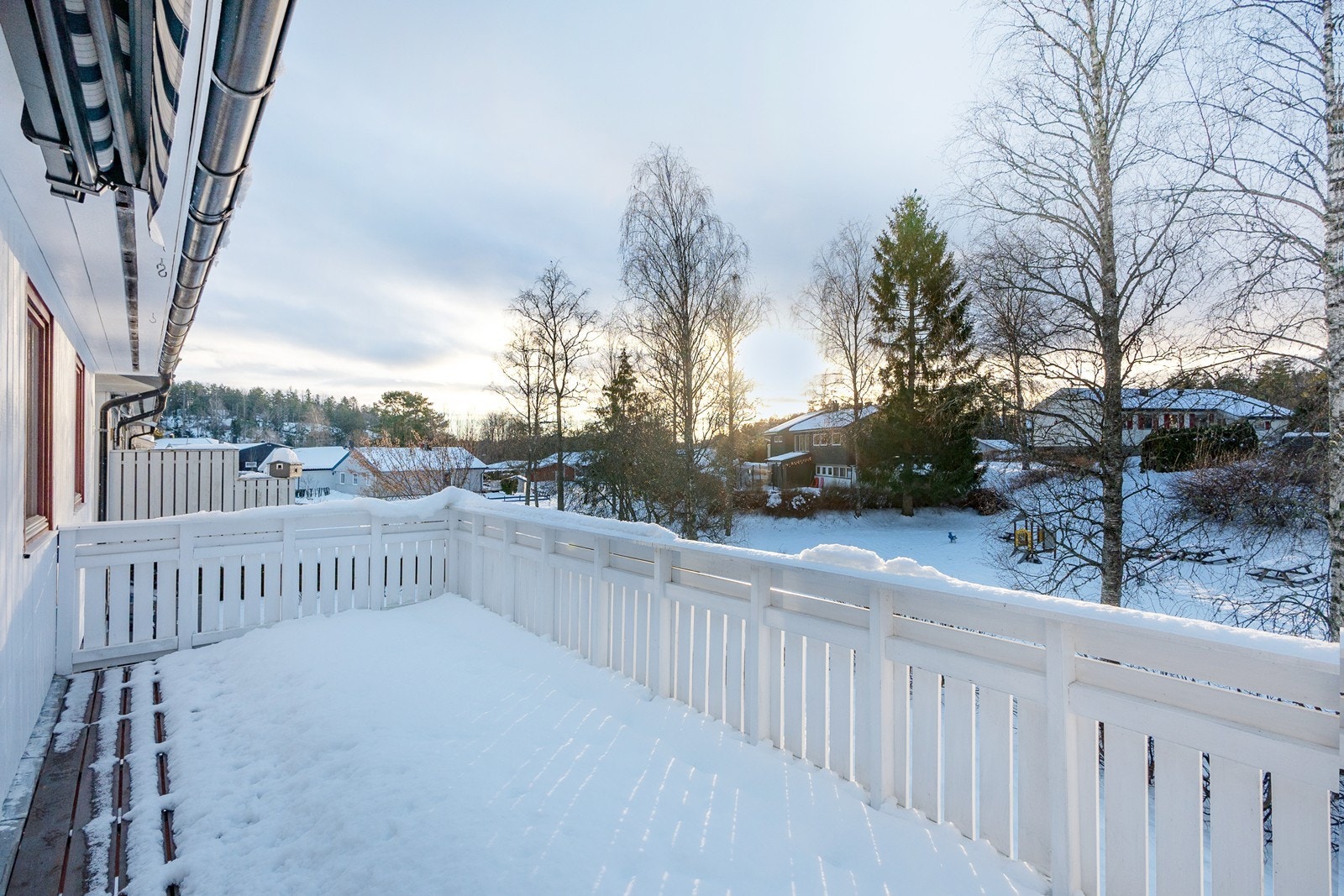 Verandaen på 15 kvm har ettermiddags- og kveldssol, og en markise sørger for solskjerming på varme dager. Galleribilde
