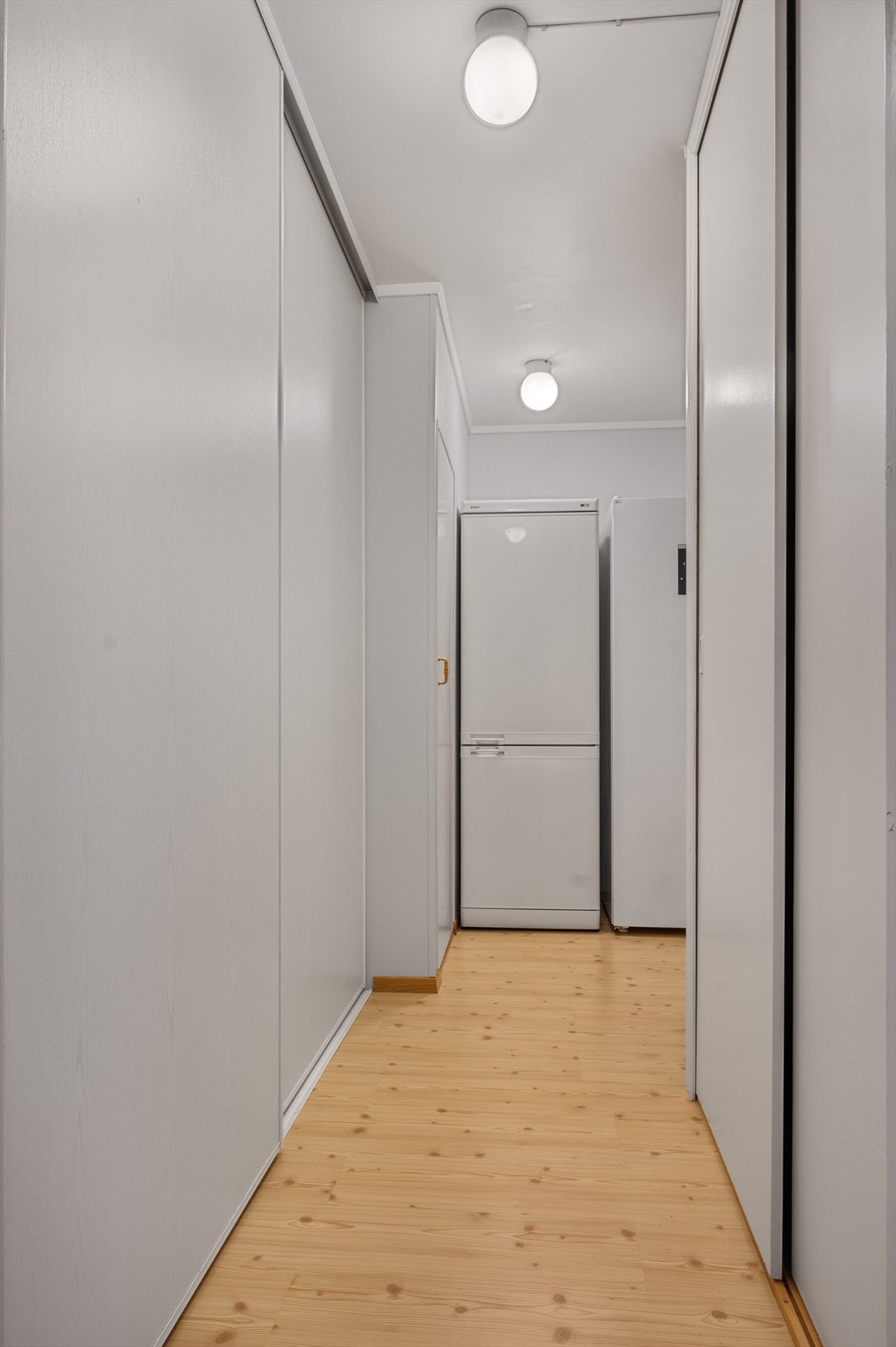 Boden er innredet med to romslige skyvedørsgarderober og et kott. Herfra er det tilgang til rom innredet som stue. Galleribilde