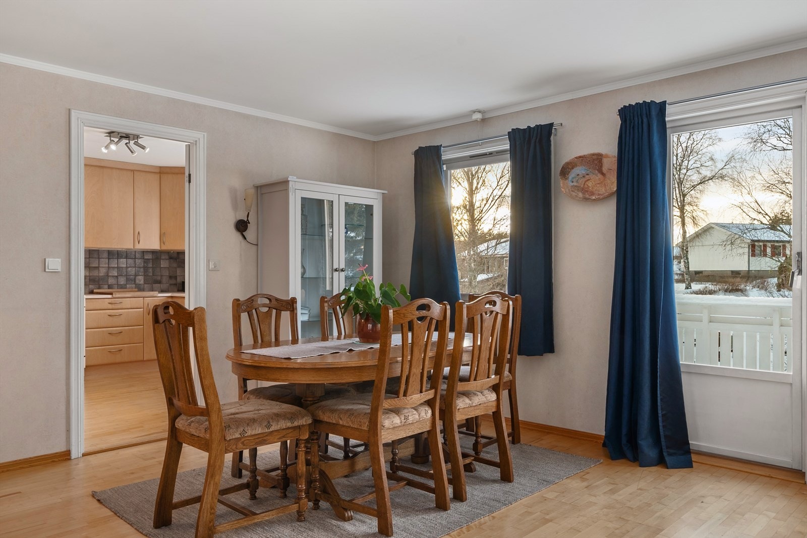 Dagens spisestue er plassert tilknyttet kjøkkenet, med plass til et stort bord for å romme både familie og venner. Galleribilde