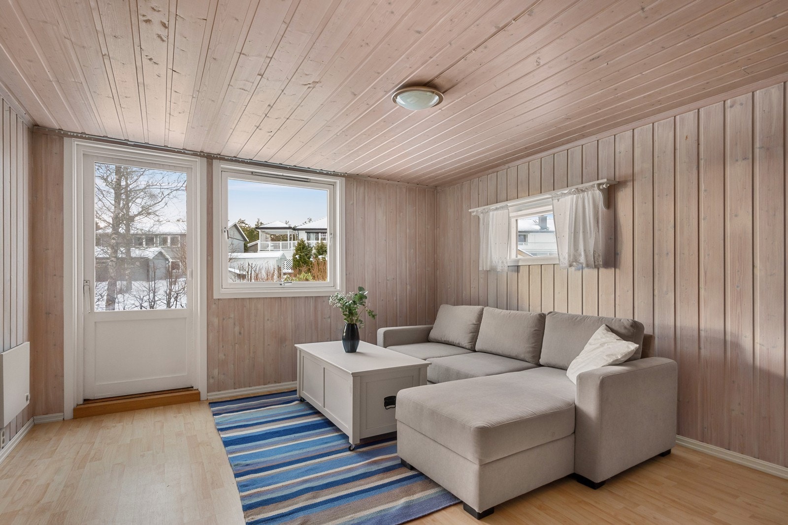 Ypperlig for ungdommen, som hobbyrom, spill- og lekerom eller om man bare vil trekke seg litt tilbake, med utgang til stor uteplass på bakkeplan. Galleribilde