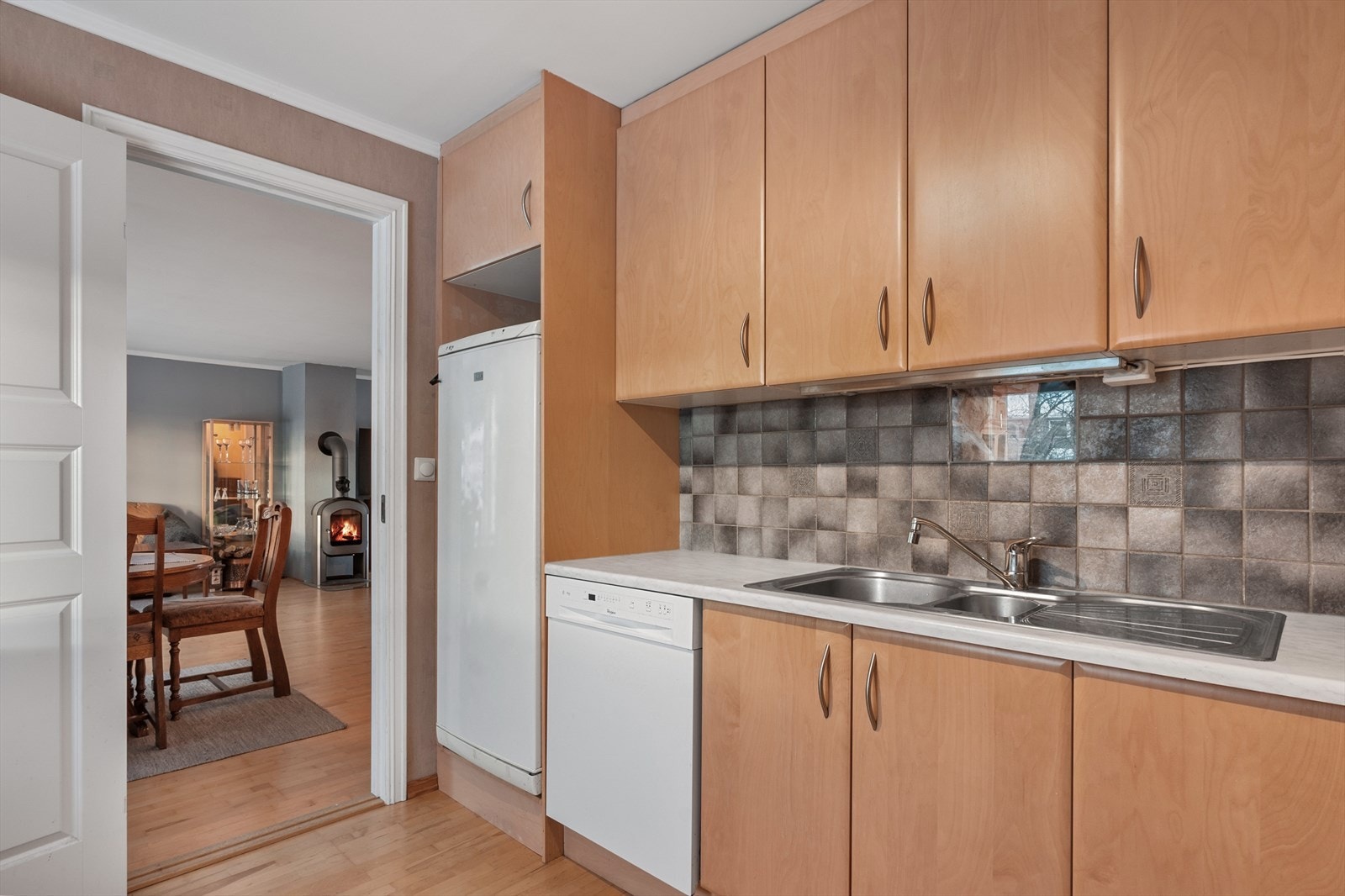 Hvitevarer medfølger og består av underbygget oppvaskmaskin, frittstående komfyr og kjøleskap. Galleribilde