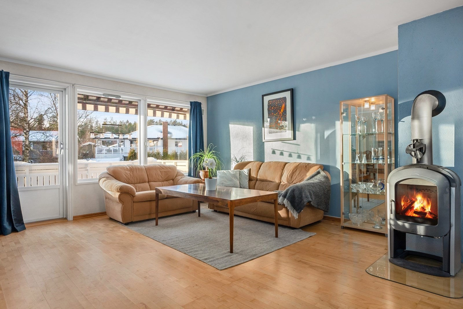 Stuen har store vindusflater som slipper inn rikelig naturlig lys og herfra er det utgang til vestvendt veranda. Galleribilde