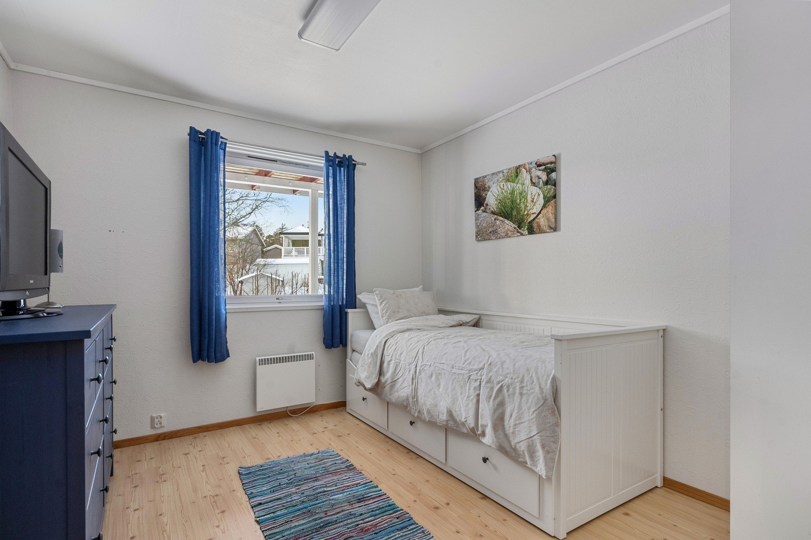 Boligen har til sammen tre gode soverom, alle plassert i boligens underetasje. Galleribilde