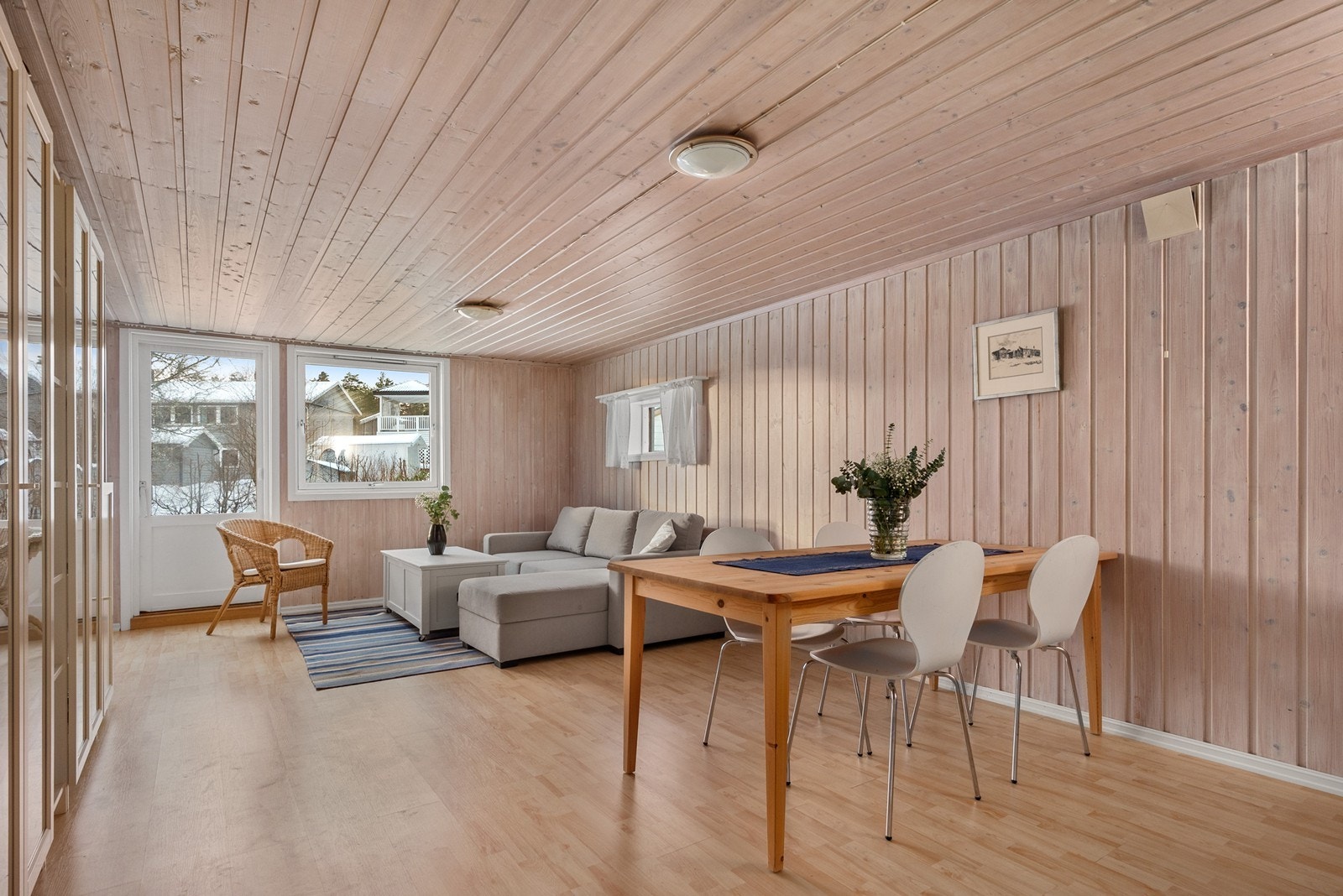 I boligens underetasje er det innredet en innbydende og lys stue med gulvvarme. Stuen er ikke omsøkt og derfor ikke godkjent til varig opphold. Galleribilde