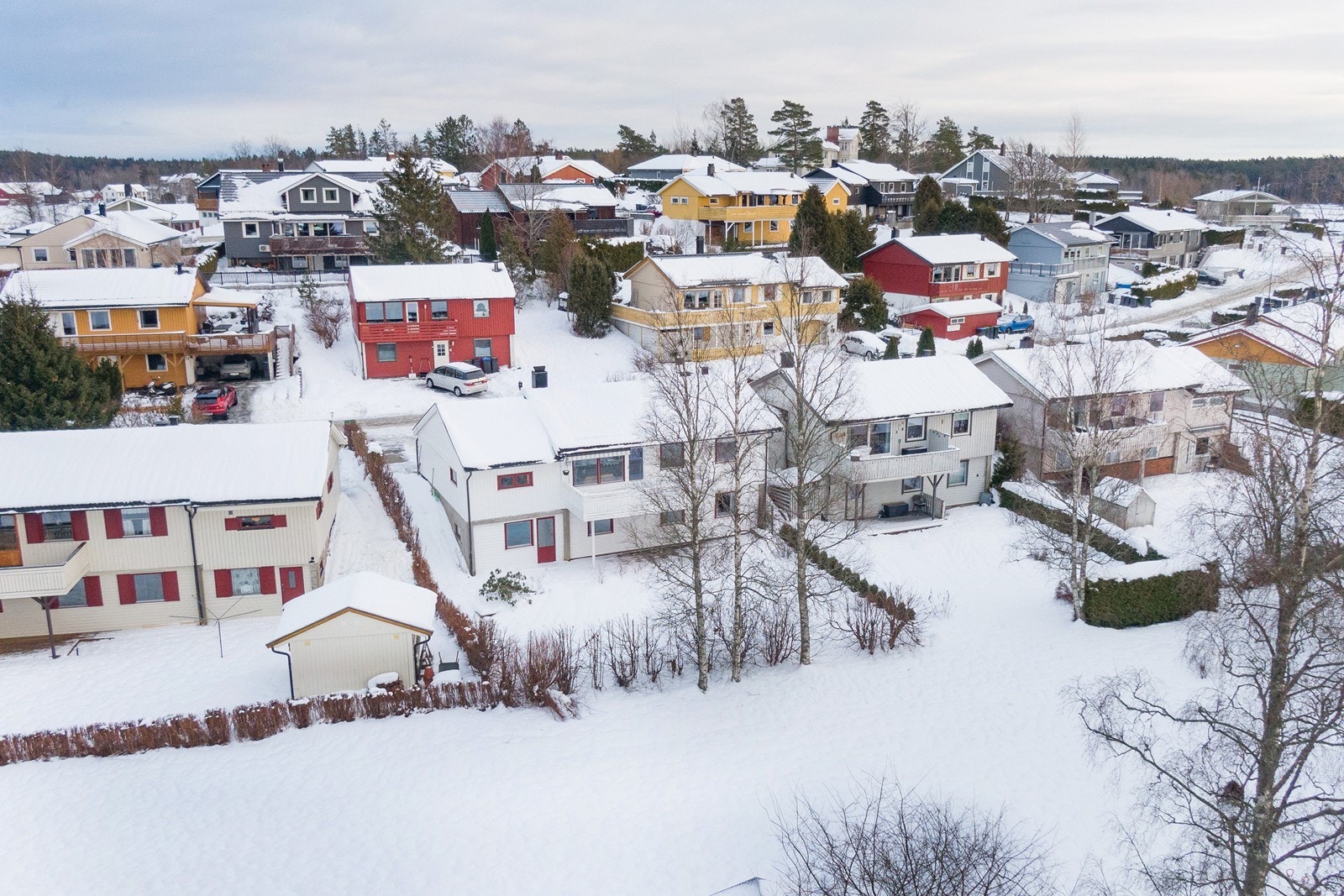 Eiendommen ligger skjermet til, omkranset av naturlig beplantning med trær, busker og hekk. Galleribilde