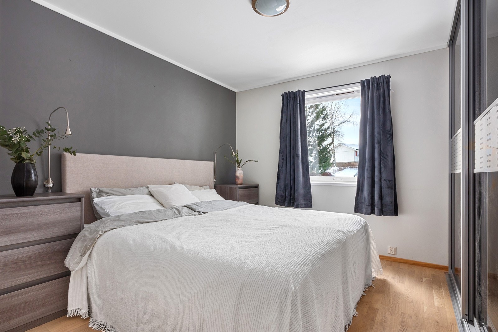 Hovedsoverommet har god plass til dobbeltseng med tilhørende møblement og en stor skyvedørsgarderobe. Galleribilde