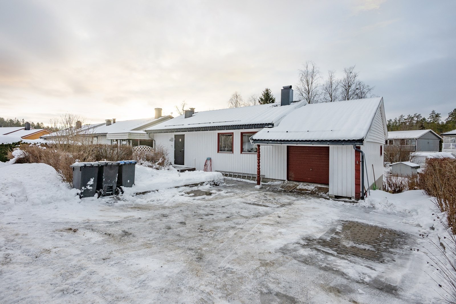 Parkering gjøres enkelt i garasje og på egen steinbelagt gårdsplass. Galleribilde