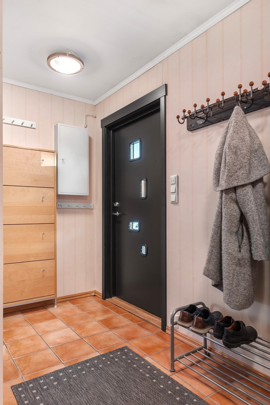 Vel inne har gangen flislagt gulv med varmekabler, knaggrekker og plass til garderobemøblement etter ønske. Galleribilde