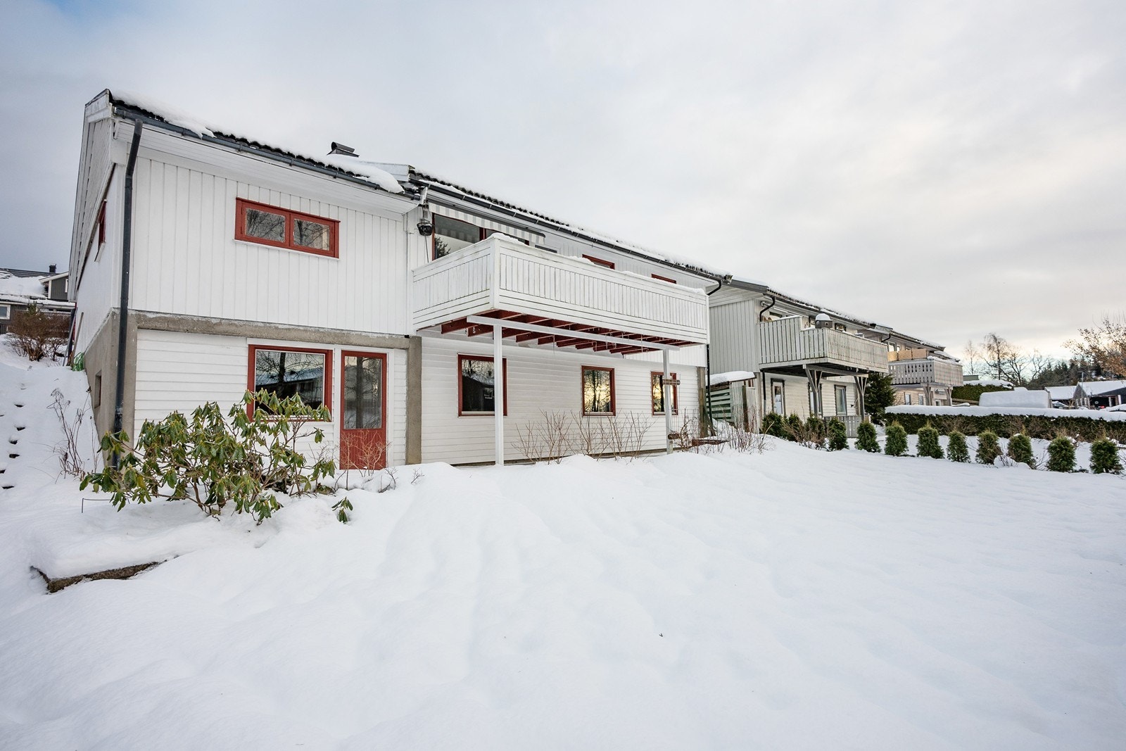 Fra terrassen er det direkte overgang til hage med gressplen, hekk, prydbusker og diverse beplantning. Galleribilde