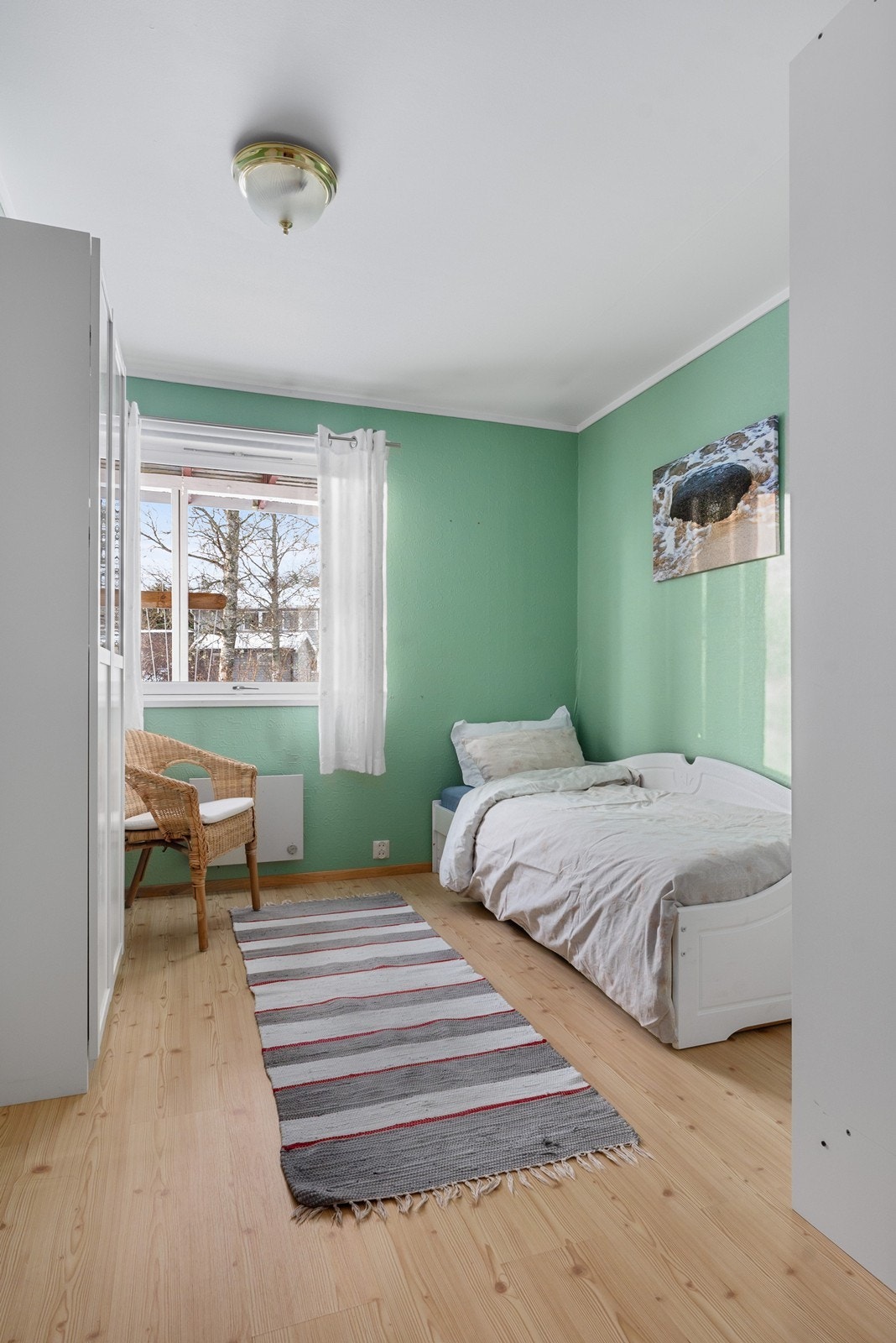 Samtlige soverom har rom for seng med tilhørende møblement og et stort vindu for lysinnslipp og utsyn mot hage. Galleribilde