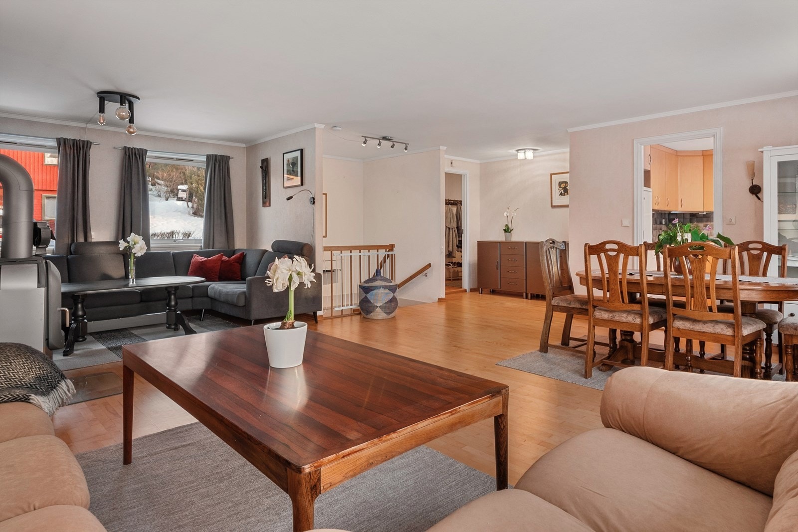 Stuens utforming gir ulike møbleringssoner med plass til både sofa- eller lesekrok, TV-stue og spisestue. Galleribilde