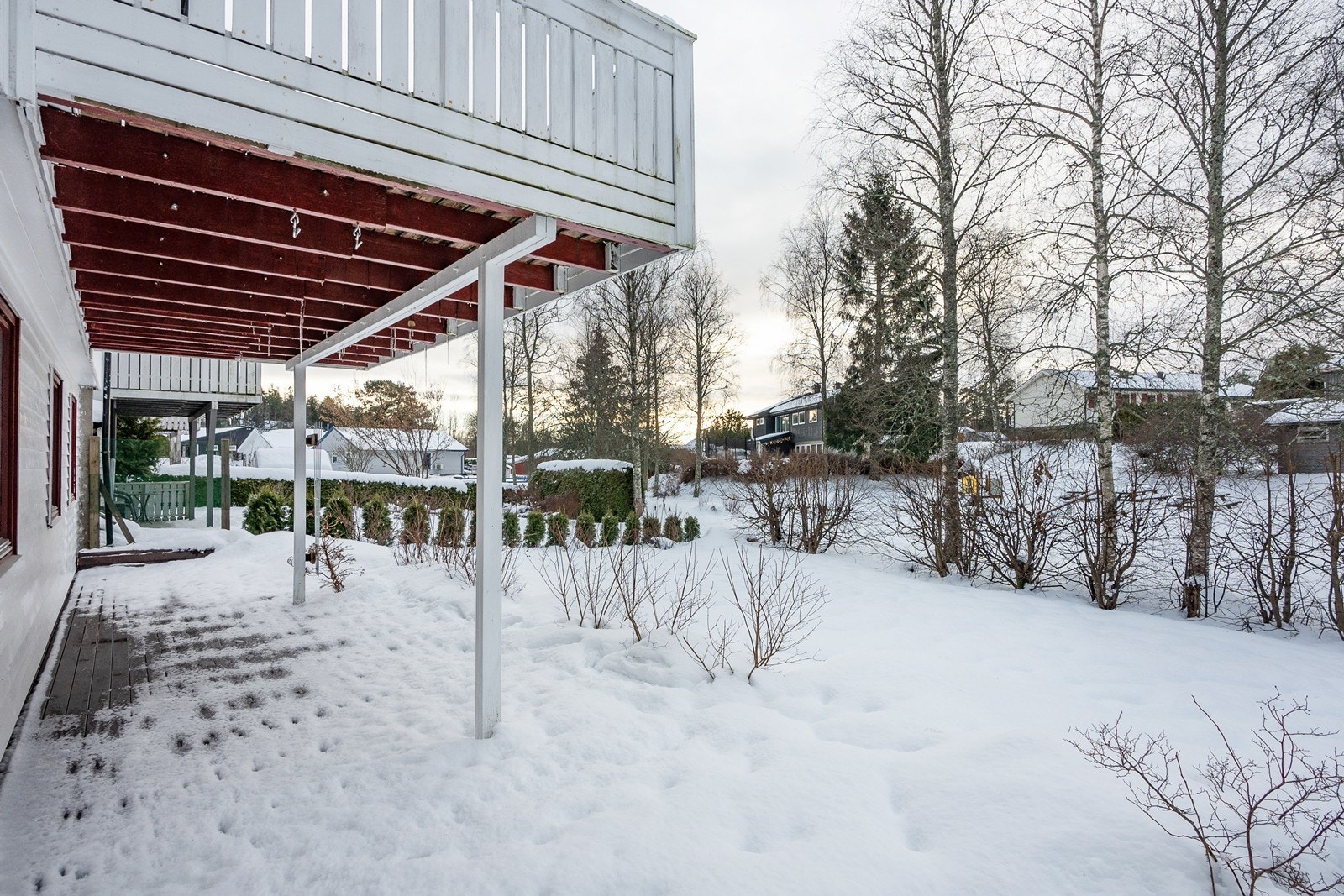 Terrassen på bakkeplan er på hele 45 kvm med delvis overbygg av veranda i 1. etasje. Galleribilde