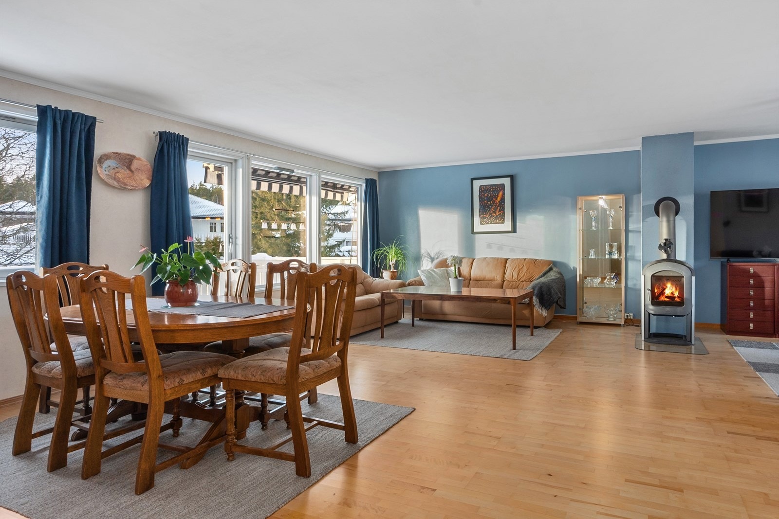 En enebolig ideell for en komfortabel hverdag i et hjem med gode oppholdsrom og plass til hele familien. Galleribilde